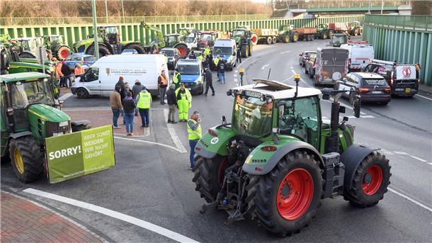 Bauernprotest: Landwirte blockieren Hafen von Bremerhaven - Logistiker sauer Kaum Durchkommen: Überraschend blockierten die Landwirte am Montagmorgen eine Hafenzufahrt.