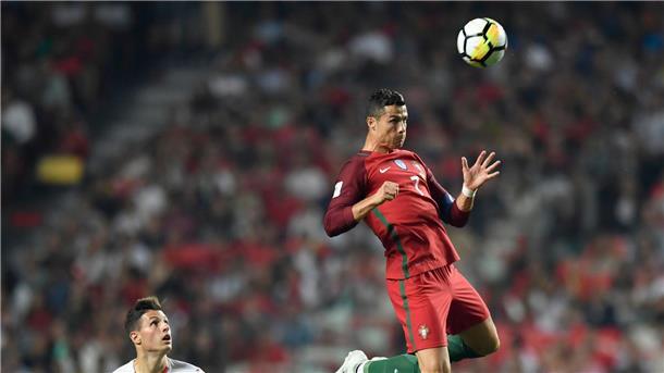 Kaum einer springt so hoch wie er: Cristiano Ronaldo.
