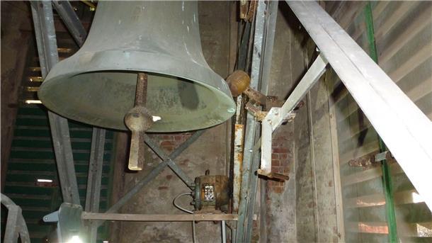 Kaum ist die Reparatur beendet, läuten die Glocken wieder am Kirchenturm von St. Jakobi in Bad Bederkesa. Die Anwohner sind sauer.