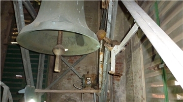 Kaum ist die Reparatur beendet, läuten die Glocken wieder am Kirchenturm von St. Jakobi in Bad Bederkesa. Die Anwohner sind sauer.