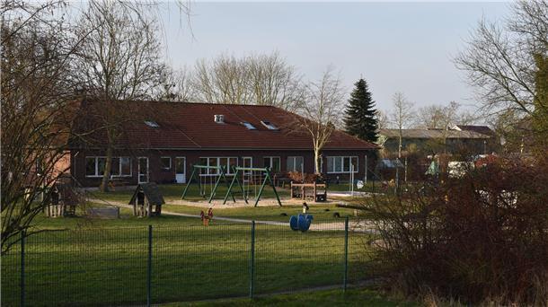 Das Foto zeigt einen Kindergarten in der Gemeinde Stadland von außen.