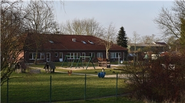 Das Foto zeigt einen Kindergarten in der Gemeinde Stadland von außen.