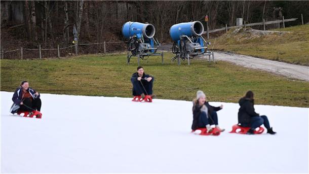 Was Wintersport derzeit gefährlich macht Kaum Schnee: Wintersportler müssen in dieser Saison besonders gut aufpassen.