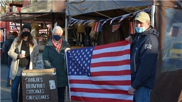 Kayla Alber, June White und John Reinhardt (von links) auf dem Wochenmarkt in Geestemünde sprechen über die Wahl in den USA. Die Republikanerin White und der Demokrat Reinhardt sind trotz unterschiedlicher politischer Ansichten befreundet - heute eine Seltenheit.