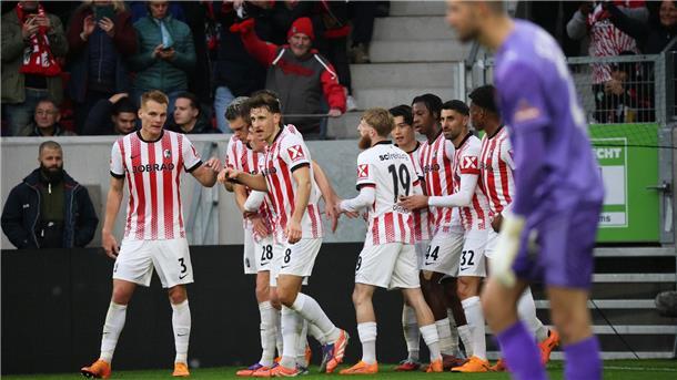 Keeper Nikola Vasilj sah bei Gegentoren unglücklich aus.