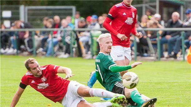Kein Durchkommen für Hagen. Kai Diesing hatte es fast immer gleich mit zwei Gegenspielern zu tun. Am Boden Nicolas Eiter. Im Hintergrund Markus Lührmann.