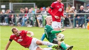 Kein Durchkommen für Hagen. Kai Diesing hatte es fast immer gleich mit zwei Gegenspielern zu tun. Am Boden Nicolas Eiter. Im Hintergrund Markus Lührmann.