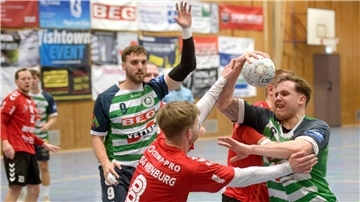 Kein Durchkommen für Philipp Habermann (rechts). Die Handballer des TV Schiffdorf verloren das umkämpfte Heimspiel gegen die HSG Nienburg.