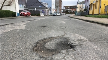 Kein Geld für die Sanierung: Einen Investitionsstau in Höhe von rund 120 Millionen Euro allein bei den Straßen (im Bild die Neue Reihe) schiebt die Stadt Cuxhaven vor sich her.