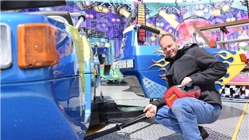 Ein Mann zieht bei einem Fahrgeschäft mit einem Spezialwerkzeug die Schrauben fest. Kein Jahrmarkt in Nordenham! Die 27. Auflage fällt aus. Veranstalter René Mondorf und seine rund 60 Schausteller-Kollegen werden nicht kommen.