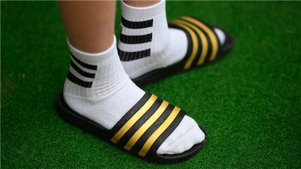 Comeback der weißen Socken Kein No-Go mehr: Weiße Socken und Schlappen gelten manchen Leuten als Trend.