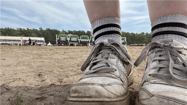 Kein Regen und viel Hitze: Auf dem Hurricane-Festival setzt der Staub nicht nur den Schuhen zu.