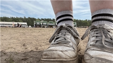 Kein Regen und viel Hitze: Auf dem Hurricane-Festival setzt der Staub nicht nur den Schuhen zu.