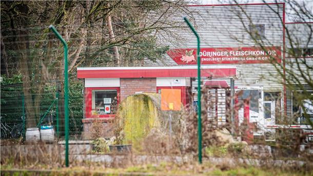 Kein Reinkommen: Näher kommt man dem Areal des Düringer Fleischkontors in diesem Tagen kaum. Sicherheitskräfte riegeln das Gelände des Schlachtbetriebs ab, auf dem es zu einem Corona-Ausbruch kam.