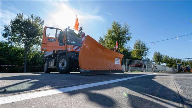 Slalom fahren mit dem Schneepflug Kein Schnee weit und breit bei der deutschen Meisterschaft im Schneepflug-Fahren.