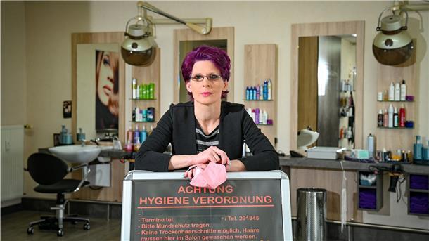 Kein Umsatz, kein Einkommen: Die selbstständige Friseurin Daniela Buggel aus Bremerhavenmuss um ihre Existenz kämpfen.