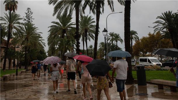 Sturm und Regen sorgen für Chaos auf Mallorca Kein Urlaubswetter auf Mallorca.