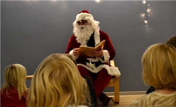 Kein Wunsch offen: Der Weihnachtsmann war für das Adventsfest der Lebenshilfe nach Selsingen gekommen, las den kleinen und großen Zuhörern Geschichten vor und informierte sich über die Wunschlisten der Kinder.