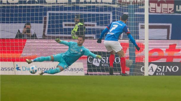Ein Remis, zwei Verlierer: Kiel und Bochum trennen sich 2:2 Keine Chance für Bochums Torwart Patrick Drewes: Kiels Steven Skrzybski trifft früh - und wenig später verletzt raus.