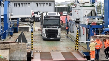 LKW auf der Fähre