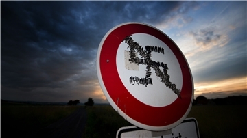 Ein Schild mit einem durchgestrichenen Hakenkreuz.