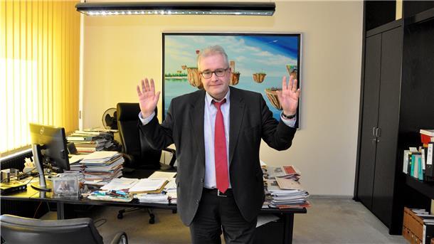 Keine Kapitulation, nur eine neue Form der Begrüßung zeigt Nordenhams Bürgermeister Carsten Seyfarth.