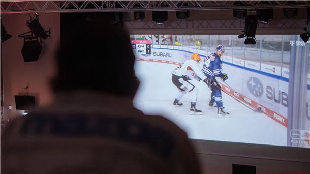 Keine Karten für die Eisarena, aber das fünfte Halbfinalspiel der Fischtown Pinguins aber dennoch nicht verpassen? Kein Problem.