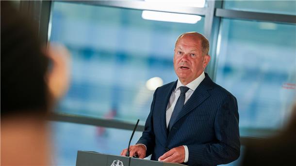 Keine leichte Entscheidung: Bundeskanzler Olaf Scholz (SPD) verteidigt den Gefangenaustausch mit Russland bevor er einige der Rückkehrer am Flughafen persönlich trifft. 