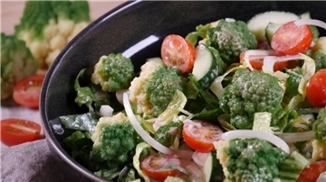 Keine Lust mehr auf Nudel- oder Eisbergsalat... Wie wäre es mit knackigem Romanesco, saftigen Tomaten und knackigen Gurken?