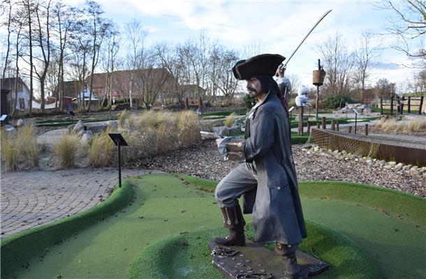 Pirat auf der Adventure-Golf-Anlage in Burhave