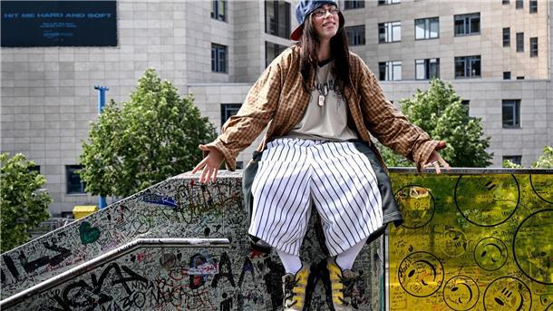 Comeback der weißen Socken Keine Spur von Scham: Auch die amerikanische Sängerin Billie Eilish trägt gerne weiße Socken zur kürzeren Hose.