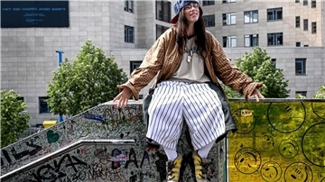 Keine Spur von Scham: Auch die amerikanische Sängerin Billie Eilish trägt gerne weiße Socken zur kürzeren Hose.