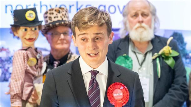 Nachwahlen: Johnsons Ex-Wahlkreis bleibt in Tory-Hand Keir Mather, Sieger der Nachwahlen und Kandidat der Labour Party, spricht im Selby Leisure Centre.