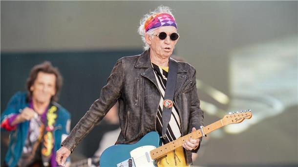 Keith Richards: Passe Gitarrenspiel meiner Arthritis an Keith Richards (vorn) und Ronnie Wood von den Rolling Stones im Hyde Park in London auf der Bühne.