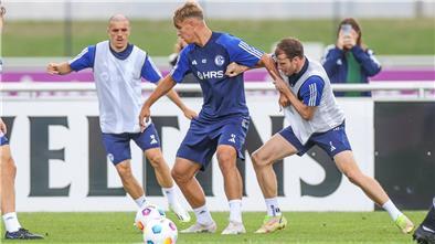 Keke Topp (Mitte) beim Training des FC Schalke 04 mit Blendi Idrizi (links) und Thomas Ouwejan.