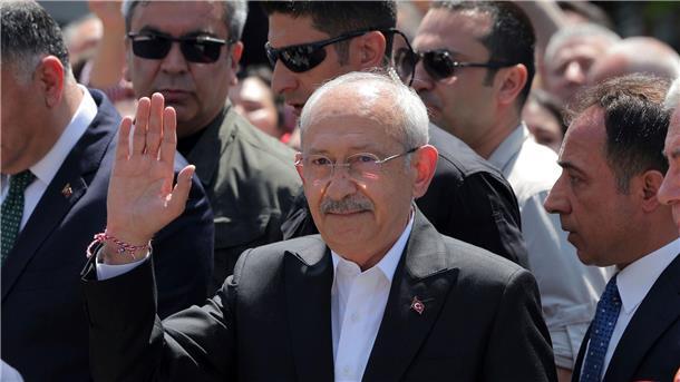 Kemal Kilicdaroglu winkt seinen Anhängern nach der Stimmabgabe in Ankara.