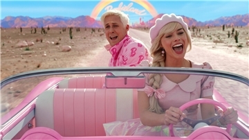 Ken und Barbie müssen ihre rosa Heimat verlassen und gelangen unfreiwillig in die reale Welt. Dort lernt Barbie, was es bedeutet, eine Frau zu sein. Als blonde Sexbombe muss sie sich gegen allerlei Frauenfeindlichkeit zur Wehr setzen. Ken zeigt sich dagegen begeistert vom Patriarchat.