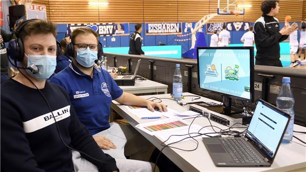 Kennet Boersma (links) und Dominik Steffen kommentieren für Sportdeutschland.tv die Heimspiele der Eisbären Bremerhaven.