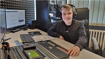 Keno Cosmann im Studio von Radio Weser TV. Dort wird er künftig regelmäßig sitzen. Keno ist zwölf Jahre alt. Am Mittwoch ist er erstmals als Moderator zu hören.
