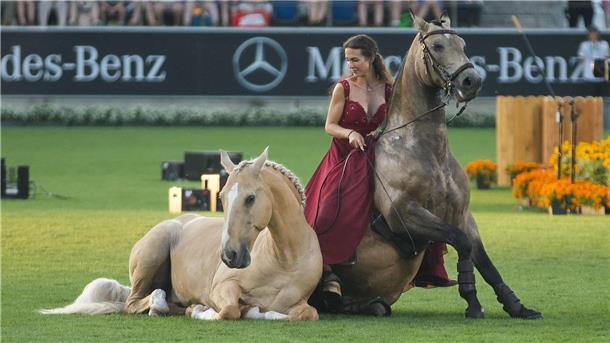 Kenzie Dyslie ist im andalusische Grazemala in Südspanien auf der Pferderanch ihrer Eltern aufgewachsen und war von Kindesbeinen an stets umgeben von den Vierbeinern.