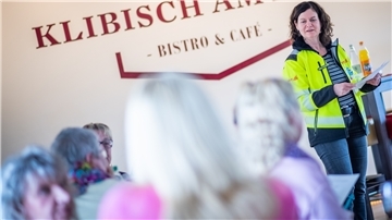 Kerstin Bringmann, Gewerkschaftssekretärin bei Verdi, bei der Versammlung mit den Schulassistenten: Gemeinsam kämpfen sie dafür, dass die Gehälter nicht abgesenkt werden.