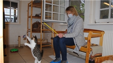 Kerstin Cordes kümmert sich um die Katzen in Helvesiek. Dort betreibt die Tierhilfe Rotenburg eine Auffangstation.