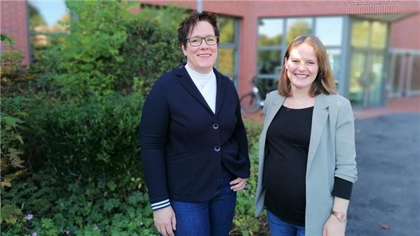 Zwei Frauen stehen vor dem Kreishaus in Brake (Unterweser).