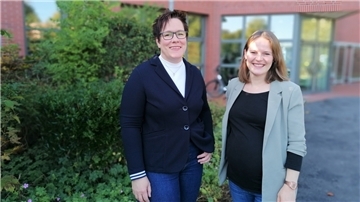 Zwei Frauen stehen vor dem Kreishaus in Brake (Unterweser).