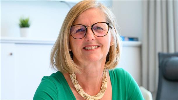 Oft reicht eine Hand - Hilfe für Demente in der Notaufnahme Kerstin Schneider ist eine von derzeit zwei ehrenamtlichen Notaufnahmelotsinnen.