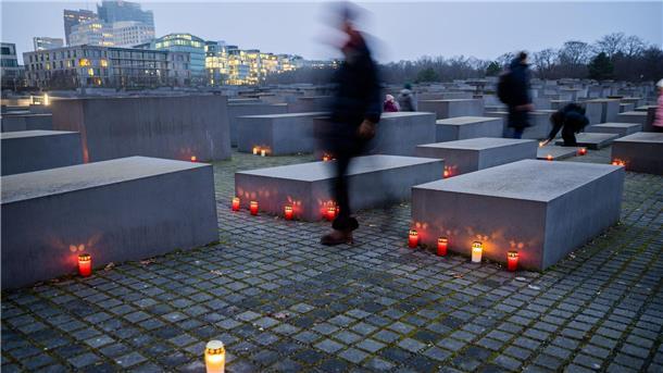 Holocaust-Gedenktag im Zeichen von queeren Opfern Kerzen brennen am Vorabend des Internationalen Tags des Gedenkens an die Opfer des Holocaust zwischen den Stelen des Denkmals für die ermordeten Juden Europas in Berlin.