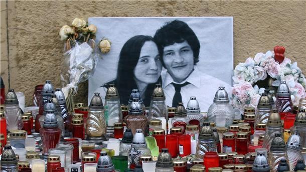 Kerzen brennen zu Ehren des ermordeten Enthüllungsjournalisten Jan Kuciak und seiner Verlobten Martina Kusnirova in Bratislava.