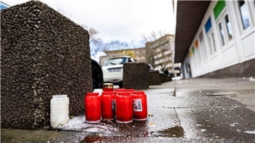 Kerzen erinnern am Tatort in Duisburg an den getöteten 35-Jährigen. (Archivbild)