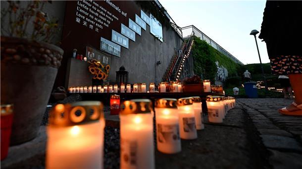 „Nacht der 1000 Lichter“ erinnert an Loveparade-Opfer Kerzen erinnern an die Toten und Verletzten beim Loveparade-Unglück 2010 in Duisburg.