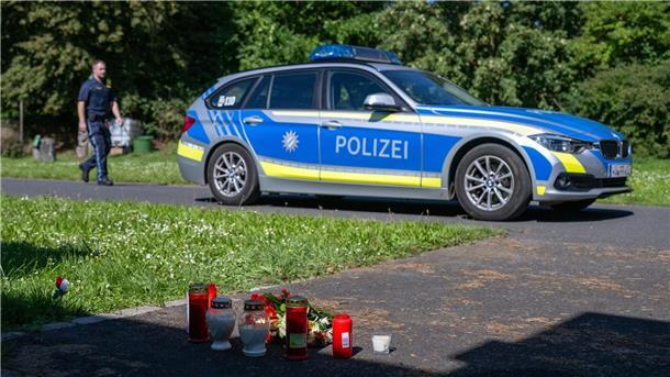 14-Jähriger wird wegen Mordes an Gleichaltrigem angeklagt Kerzen und Blumen am 9. September vor dem Schulzentrum in Lohr am Main.